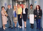 V.l.: Trudi Roth als Adele Wehrli mit Fleurettli, Christoph Sommer als Dr. Wilhelm Wehrli, Sibylle Courvoisier als Theres Bütikofer, Beat Marti als Adrian Furrer, Stephanie Japp als Verena Probst, Anton Ponrajah als Tami und Gina Durler als Chick. V.l.: Trudi Roth als Adele Wehrli mit Fleurettli, Christoph Sommer als Dr. Wilhelm Wehrli, Sibylle Courvoisier als Theres Bütikofer, Beat Marti als Adrian Furrer, Stephanie Japp als Verena Probst, Anton Ponrajah als Tami und Gina Durler als Chick.