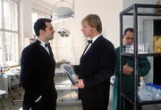 Kommissar Toprak (Erol Sander, li.) und sein Assistent Holldau (Henning Baum) wurden vom Polizeiball zu einem Tatort gerufen. Ein Oberstaatsanwalt ist tot in einem Sex-Klub aufgefunden worden.