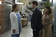Jo (Camilla Luddington, l.) ist geschockt, als plötzlich Paul (Matthew Morrison, M.) vor ihr steht und behauptet, dass seine neue Verlobte Jenny (Bethany Joy Lenz, r.) ihn zu einem anderen Mann gemacht hat ... Jo (Camilla Luddington, l.) ist geschockt, als plötzlich Paul (Matthew Morrison, M.) vor ihr steht und behauptet, dass seine neue Verlobte Jenny (Bethany Joy Lenz, r.) ihn zu einem anderen Mann gemacht hat ...