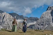 Ingrid Runggaldier (r.) und Laura Bilgeri in alten Klamotten unterwegs in den Gr&ouml;dner Dolomiten.