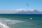 Aufgrund des S&uuml;dostwinds &bdquo;Cape Doctor&ldquo; ist das Meer vor Robben Island ein Hotspot f&uuml;r Surfer.