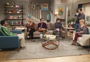 Krisensitzung bei den Nerds: (v.l.n.r.) Raj (Kunal Nayyar), Penny (Kaley Cuoco), Leonard (Johnny Galecki), Howard (Simon Helberg), Stuart (Kevin Sussman) und Bernadette (Melissa Rauch).