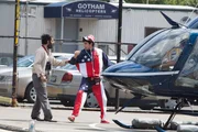 Kaum entmachtet, trifft Aladeen (Sacha Baron Cohen, r.) all diejenigen wieder, die er einst zum Tode verurteilt hatte. Auch den Chef seines Atomwaffenprogramms, Nadal (Jason Mantzoukas, l.). Der Exilant ist bereit, dem Diktator zur&uuml;ck zur Macht zu verhelfen, wenn er daf&uuml;r an seiner Atombombe weiterbauen darf ...