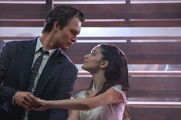 Ansel Elgort (Tony), Rachel Zegler (Mar&iacute;a).