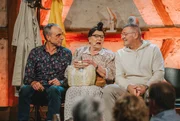 Elsbeth Gscheidle (Birgit Pfeiffer, m.) hat gewonnen und holt ihren Preis in einer Schönheitsklinik ab. Dabei erhält sie Unterstützung aus dem Publikum. Elsbeth Gscheidle (Birgit Pfeiffer, m.) hat gewonnen und holt ihren Preis in einer Schönheitsklinik ab. Dabei erhält sie Unterstützung aus dem Publikum.