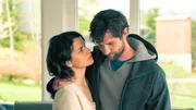 Antonia Neulinger (Maxine Kazis) steht ihrem Mann Max Horvath (Yasmani Stambader) bei.