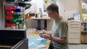 Spieleautor Arno Steinwender arbeitet an einem Spielprototyp.
