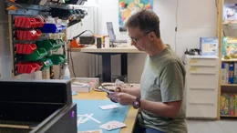 Spieleautor Arno Steinwender arbeitet an einem Spielprototyp.