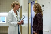 Dr. Marianne Wildenhahn (Sophie von Kessel) wei&szlig; die Power, mit der Alma (Anneke Kim Sarnau) f&uuml;r ihren Sohn k&auml;mpft, zu w&uuml;rdigen. Aber beiden ist klar, dass die &Auml;rztin das Fortschreiten der Krankheit allenfalls hinausz&ouml;gern kann.
