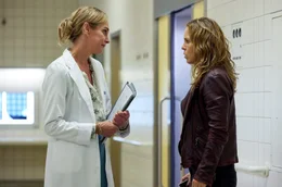 Dr. Marianne Wildenhahn (Sophie von Kessel) wei&szlig; die Power, mit der Alma (Anneke Kim Sarnau) f&uuml;r ihren Sohn k&auml;mpft, zu w&uuml;rdigen. Aber beiden ist klar, dass die &Auml;rztin das Fortschreiten der Krankheit allenfalls hinausz&ouml;gern kann.