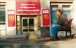 Kurz vor dem Mauerfall f&auml;llt die &uuml;berzeugte Sozialistin und verdiente DDR-B&uuml;rgerin Christiane Kerner ins Koma. Als sie acht Monate sp&auml;ter wieder daraus erwacht, muss jeder Schock f&uuml;r ihr Herz vermieden werden. Also h&auml;lt ihre Familie - allen voran der treu sorgende Sohn Alex - in der 79 qm gro&szlig;en Plattenbauwohnung den l&auml;ngst aufgel&ouml;sten Staat am Leben, deutet historische Tatsachen durch L&uuml;gen um und betreibt eine aufwendige Scharade, die bald allen &uuml;ber den Kopf w&auml;chst. Mit Daniel Br&uuml;hl (Alex Kerner), Katrin Sa&szlig; (Mutter Kerner), Florian Lukas (Denis), Chulpan Khamatova (Lara), Maria Simon (Ariane), Alexander Beyer (Rainer) u.a. Im Bild: Daniel Br&uuml;hl.
