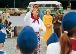 Christiane Kerner (Katrin Sa&szlig;, Mitte) mit den Jungen Pionieren.