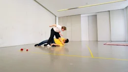 Lucy Gerhard und Thomas Amegah bei einer Szenenarbeit am Max Reinhardt Seminar.