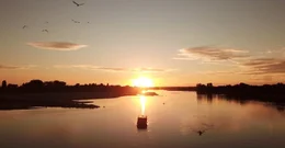 Romantische Loire: Bei einer Fahrt mit einem klassischen Holzkahn l&auml;sst sich die Natur am Wasser hautnah erleben.