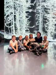 Lucas, Linus, Carolina, Anni, Esther und Annika mit Roboterhund Bauxina.