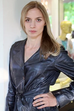 Das Luxuscallgirl Sabina (Annika Blendl) war die letzte Person, die David lebend gesehen hat. Sie hat seine Leiche im Konferenzraum gefunden.
