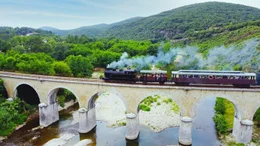Die Dampfeisenbahn &bdquo;Train &agrave; Vapeur&ldquo; ist eine der bekanntesten Touristen-Attraktionen der Cevennen. Von April bis Oktober f&auml;hrt der Zug mehrmals t&auml;glich zwischen Saint-Jean-du-Gard und Anduze auf einer Strecke, die 1909 eingeweiht wurde um vor allem die in den Cevennen produzierte Seide an die K&uuml;ste zu transportieren.
