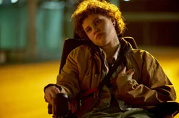 Hawking (Luna Jordan) ahnt, dass ihre Liebe nicht erwidert wird.