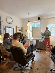 Jugendforscher Simon Schnetzer bei einem Generationenworkshop f&uuml;r Unternehmensberater*innen in Salzburg.