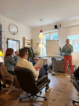 Jugendforscher Simon Schnetzer bei einem Generationenworkshop f&uuml;r Unternehmensberater*innen in Salzburg.