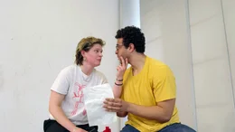 Schauspielstudierende Lucy Gerhard und Thomas Amega bei einer Probe am Max Reinhardt Seminar.