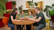 Die Geschwister Niki und Anna backen mit ihren Eltern Barbara und Markus Polenta-Pizza. Den Riebelgrie&szlig; f&uuml;r ihre Pizza schickt ihnen Simon aus dem Vorarlberger Rheintal.