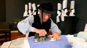 Michel Bolzer b&uuml;gelt traditionelle Hauben in Pont l&rsquo;Abb&eacute;