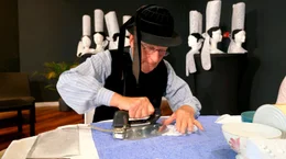 Michel Bolzer b&uuml;gelt traditionelle Hauben in Pont l&rsquo;Abb&eacute;