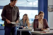 Lehrer Dirkens (Florian Stetter) hat keine guten Nachrichten f&uuml;r Emily (Lina H&uuml;esker).