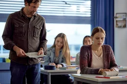 Lehrer Dirkens (Florian Stetter) hat keine guten Nachrichten f&uuml;r Emily (Lina H&uuml;esker).