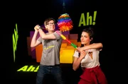 In vielerlei Hinsicht ist „Wissen macht Ah!“ ein Nachschlagewerk, wie der Titel der heutigen Folge vermuten lässt. Während sie die fünf Fragen der Sendung beantworten, bauen Clarissa und Ralph eine Piñata. In vielerlei Hinsicht ist „Wissen macht Ah!“ ein Nachschlagewerk, wie der Titel der heutigen Folge vermuten lässt. Während sie die fünf Fragen der Sendung beantworten, bauen Clarissa und Ralph eine Piñata.