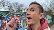 "PUR+"-Moderator Eric Mayer will es wissen: Wie schmeckt eine geröstete Heuschrecke? "PUR+"-Moderator Eric Mayer will es wissen: Wie schmeckt eine geröstete Heuschrecke?