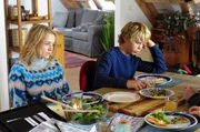 Nelly (Jule-Marlen Schuck) und Tim (Noah Boehm) beim Essen, es herrscht schlechte Stimmung.