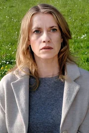 Nach dem pl&ouml;tzlichen Tod ihres Mannes entdeckt Claire (Caroline Peters) r&auml;tselhafte Dinge.