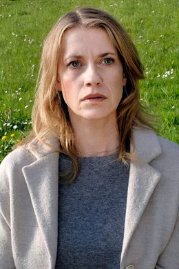 Nach dem pl&ouml;tzlichen Tod ihres Mannes entdeckt Claire (Caroline Peters) r&auml;tselhafte Dinge.