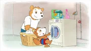 Bobo und Spielzeugaffe Trix helfen Papa bei der W&auml;sche.