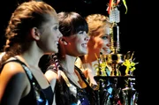 Die M&auml;dchen tr&auml;umen davon, die Troph&auml;e zu gewinnen. V.l.: Emma (Sophie Karbjinski), Jackie (Charlotte Nicdao) und Ally (Marny Kennedy).