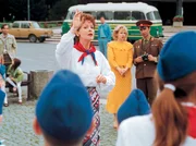 Christiane Kerner (Katrin Sa&szlig;, Mitte) mit den Jungen Pionieren.