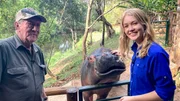 Nina ist zu Besuch bei Ranger Tony Joubert und seinem Hippo Jessica. Er hat das Tier mit der Flasche aufgezogen.