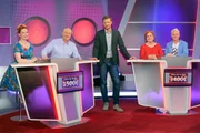 Florian Weber stellt in seinem SWR Wissensquiz &bdquo;Meister des Alltags&ldquo; die Alltagstauglichkeit seiner prominenten Kandidaten auf die Probe. v.li. Enie van de Meiklokjes, Bodo Bach, Florian Weber, Alice Hoffmann, Guido Cantz.