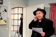Doris (Simone Ritscher, l.) belauscht Julius (Michele Oliveri, r.) w&auml;hrend eines Telefonats mit einem Lieferanten.