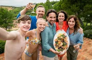 Gruppen Selfie (v. li. n. re.): Christoph (Johan Korte), Richard (Barry Atsma), Stine (Kya-Celina Barucki), Martin (Oliver Mommsen), Amira (Melika Foroutan) und Livia (Ulrike C. Tscharre)