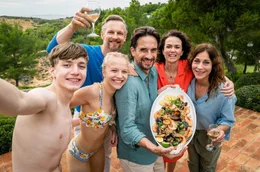 Gruppen Selfie (v. li. n. re.): Christoph (Johan Korte), Richard (Barry Atsma), Stine (Kya-Celina Barucki), Martin (Oliver Mommsen), Amira (Melika Foroutan) und Livia (Ulrike C. Tscharre)