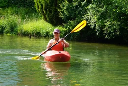 Die Pegnitz vom Wasser aus entdecken: Mit dem Kajak paddelt Moderatorin Dagmar Fuchs bis zum Flussdreieck F&uuml;rth.