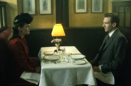 Sarah Miles (Julianne Moore, l.); Maurice Bendrix (Ralph Fiennes, r.)