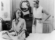 Anne (Deborah Kerr, r.) ahnt nicht, dass die verw&ouml;hnte Cecile (Jean Seberg, l.) f&uuml;r ein sorgloses Leben an der Seite ihres Vaters alles, einfach alles tun w&uuml;rde ...