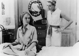 Anne (Deborah Kerr, r.) ahnt nicht, dass die verw&ouml;hnte Cecile (Jean Seberg, l.) f&uuml;r ein sorgloses Leben an der Seite ihres Vaters alles, einfach alles tun w&uuml;rde ...