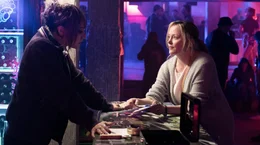 Marlene (Silke Bodenbender, re.) erf&auml;hrt von Eleni (Chara Mata Giannatou, li.) etwas &uuml;ber ihren vermissten Sohn.
