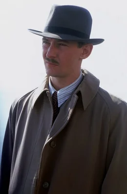 Detektiv Parkis (Ian Hart) wurde von Maurice damit beauftragt, die ehemalige Geliebte zu beschatten.