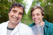 Checker Tobi (rechts) auf Zeckenjagd mit Dr. med. Volker Fingerle. Checker Tobi (rechts) auf Zeckenjagd mit Dr. med. Volker Fingerle.
